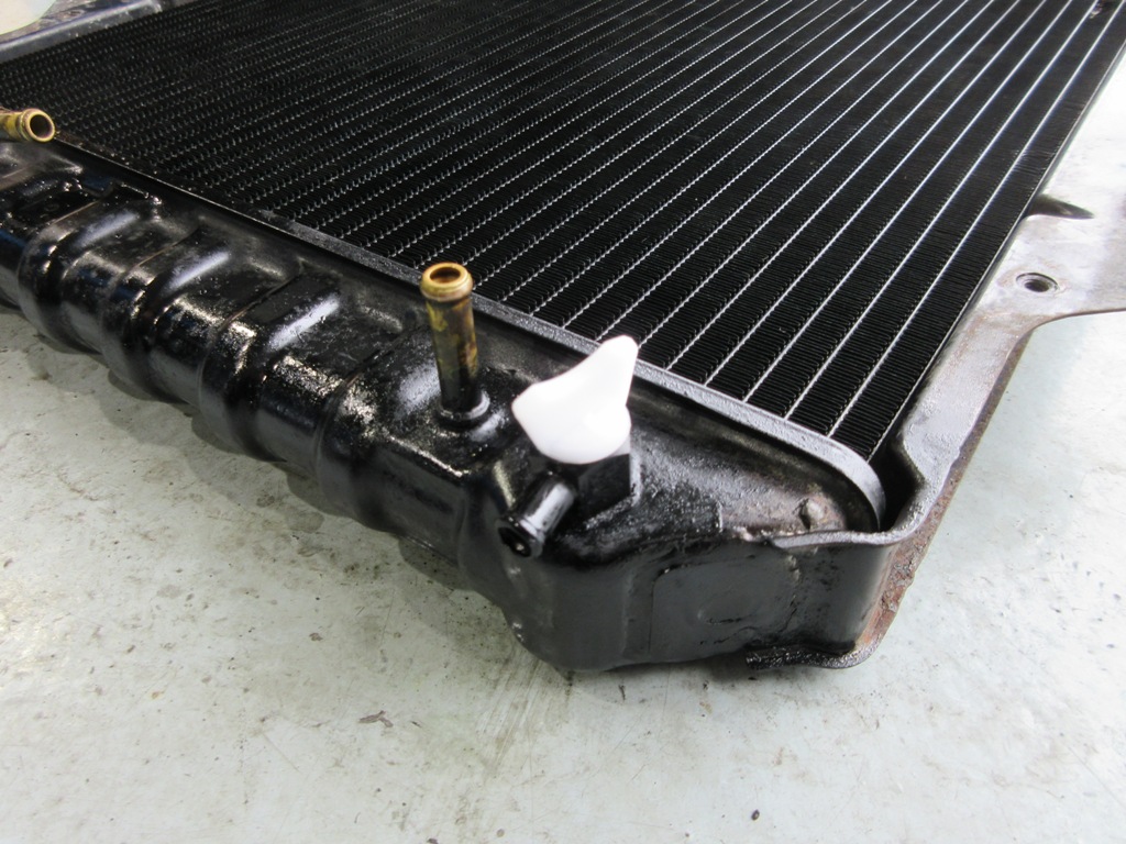 ジムニー ja22 ラジエーター 5枚ファン 冷却液タンク付き ジムニー ja22 ラジエーター 5枚ファン 冷却液タンク付き - メルカリ
